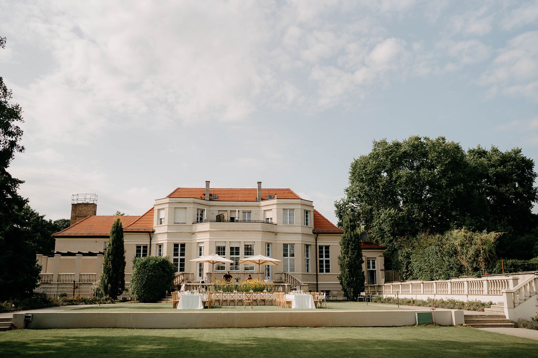 Die Villa Aurea mit festlich gedeckter Tafel im Garten